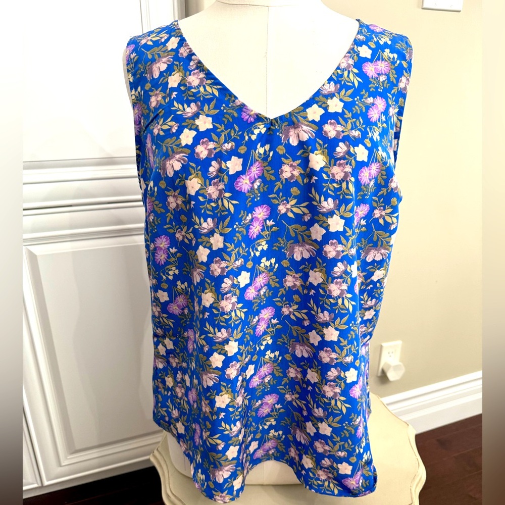 Unbranded Women’s Sz L/XL Sleeveless V-Neck Blue Blouse w/Mauve + Purple Flowers